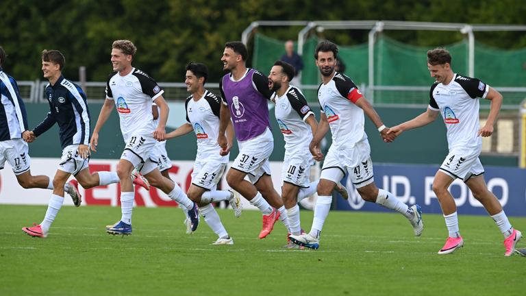 Nach dem 5:2 gegen Heidenheim feiert das Team vom SSV Jeddeloh II mit den Fans