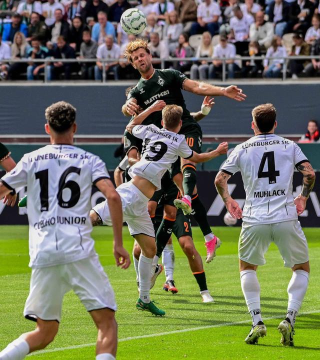 Niclas Füllkrug ( Werder ) und Raphael Thinius ( Lüneburg ) im Zweikampf am 22.08.2026 in Hamburg. 