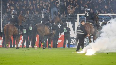 Massiver Polizeieinsatz nach Ablauf der regulären Spielzeit am 21.08.2026.