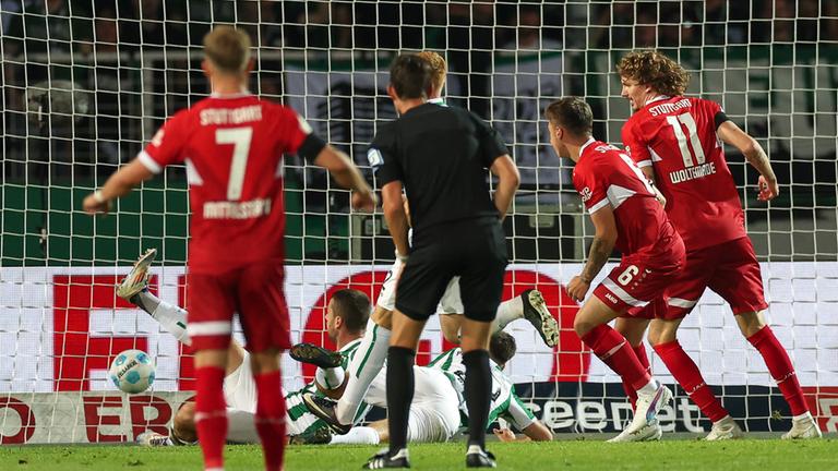 Nordrhein-Westfalen, Münster: Fußball: DFB-Pokal, Preußen Münster - VfB Stuttgar: Münsters Dominik Schad (unten M) kommt zu spät gegen den Torschuss von Stuttgarts Torschützen Angelo Stiller (2.v.r) zum 0:1.