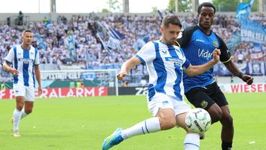Hertha zittert sich im Elferschießen weiter