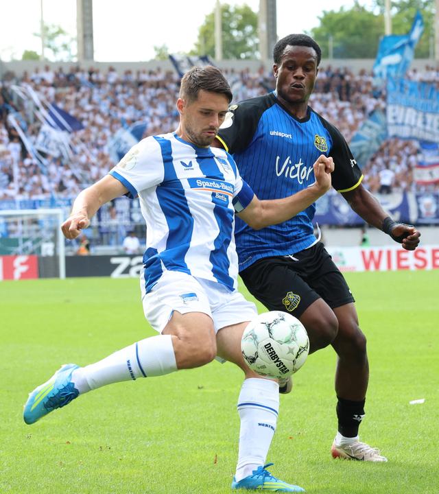 v.l. Josip Brekalo (Hertha BSC) und Abdenego Nankishi (1.FC Saarbruecken)  im Zweikampf am 22.08.2026 in Saarbrücken. 