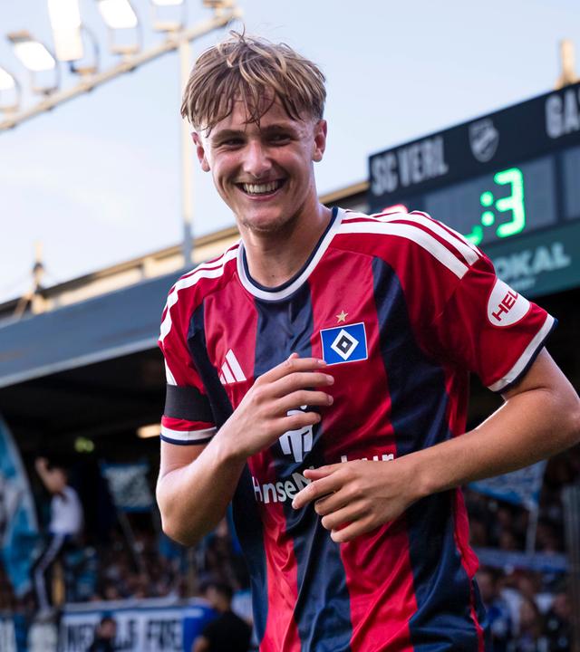 DFB-Pokal, SC Verl - Hamburger SV: Louis Lemke Hamburger SV wird bei seiner Auswechslung gefeiert.
