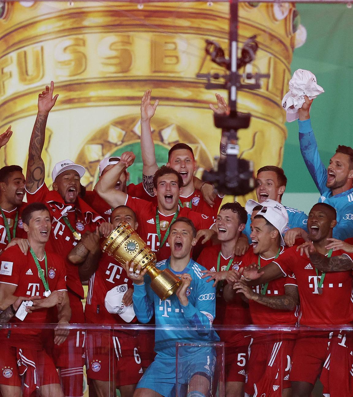 DFB-Pokalfinale, Saison 2019/2020, 4.07.2020: Das Team des Siegers Bayern München jubelt auf einem Balkon im Berliner Olympiastadion