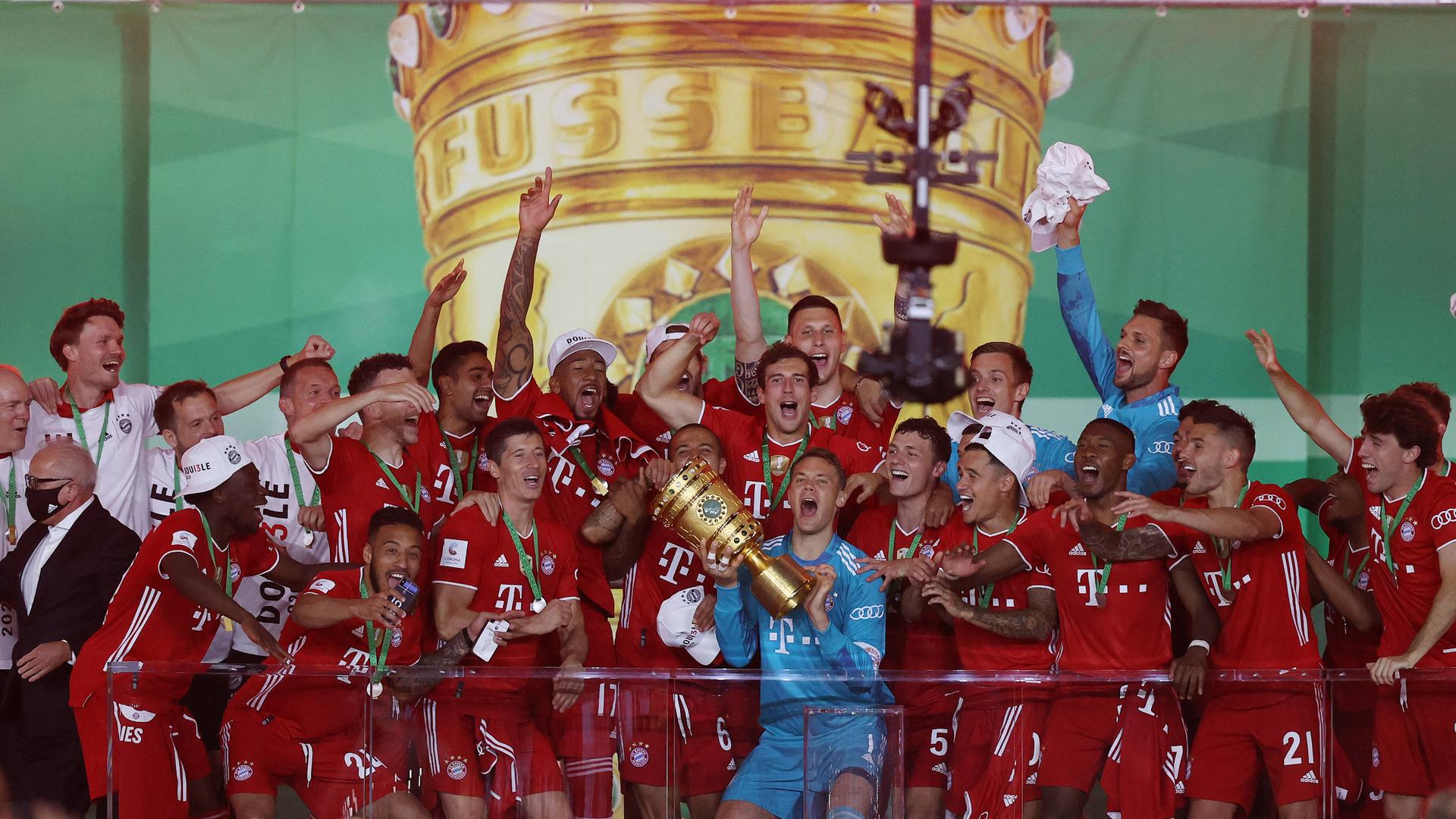 DFB-Pokalfinale, Saison 2019/2020, 4.07.2020: Das Team des Siegers Bayern München jubelt auf einem Balkon im Berliner Olympiastadion