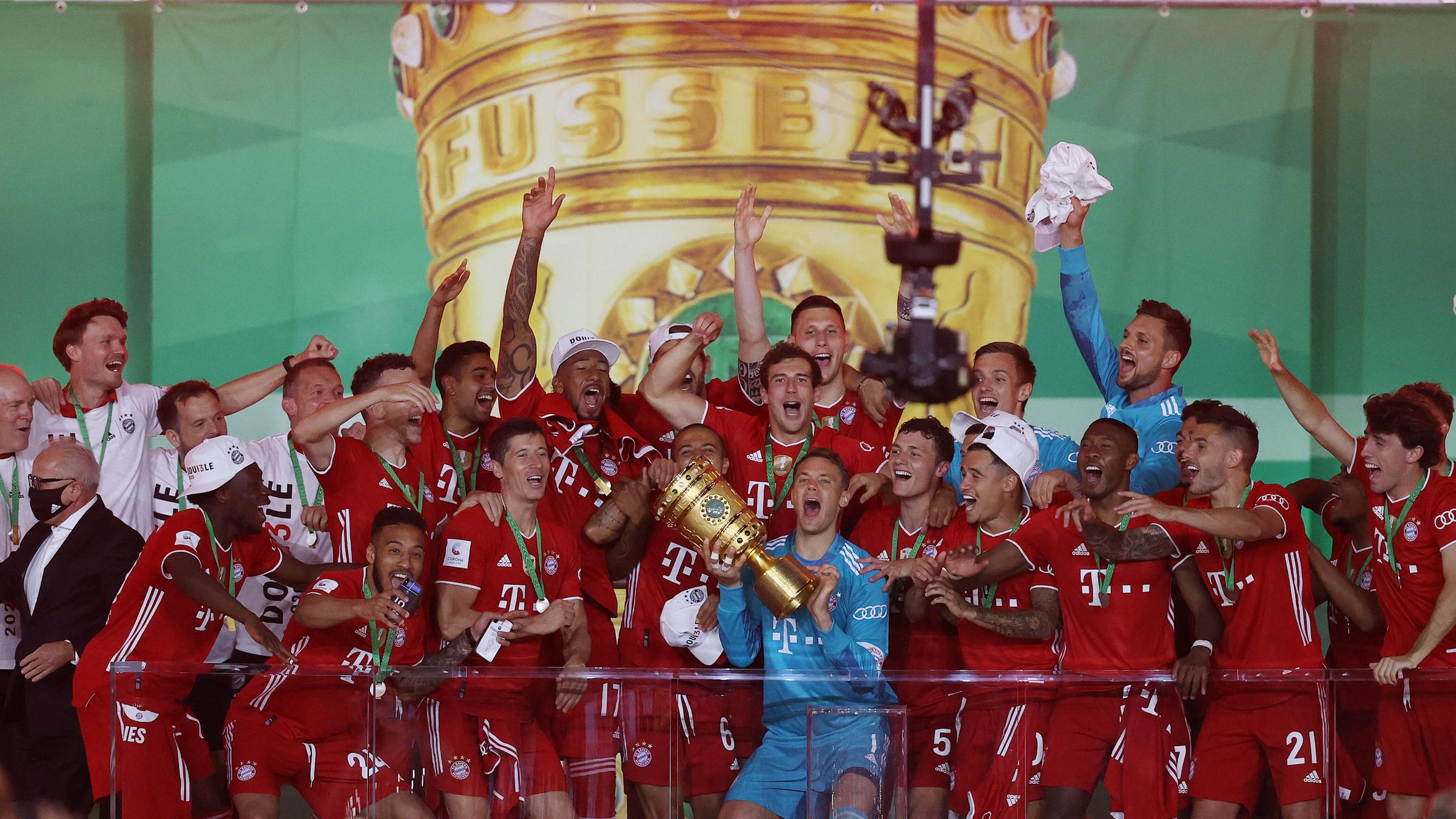 DFB-Pokalfinale, Saison 2019/2020, 4.07.2020: Das Team des Siegers Bayern München jubelt auf einem Balkon im Berliner Olympiastadion