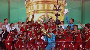 DFB-Pokalfinale, Saison 2019/2020, 4.07.2020: Das Team des Siegers Bayern München jubelt auf einem Balkon im Berliner Olympiastadion