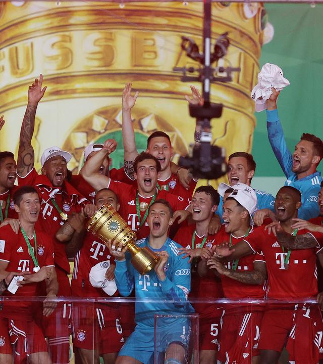 DFB-Pokalfinale, Saison 2019/2020, 4.07.2020: Das Team des Siegers Bayern München jubelt auf einem Balkon im Berliner Olympiastadion