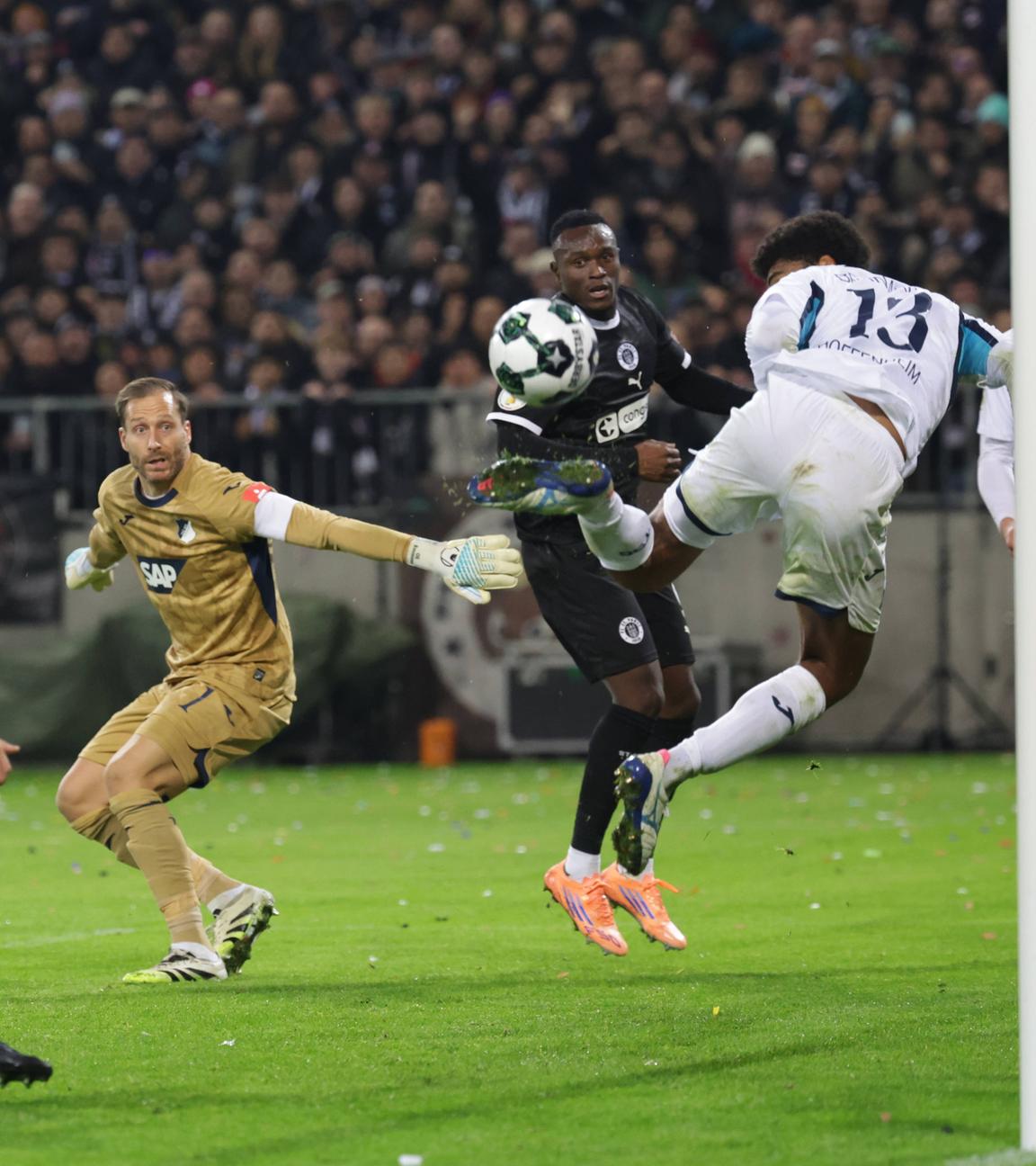 St. Pauli und Hoffenheim Spieler in Hamburg am 28.10.25