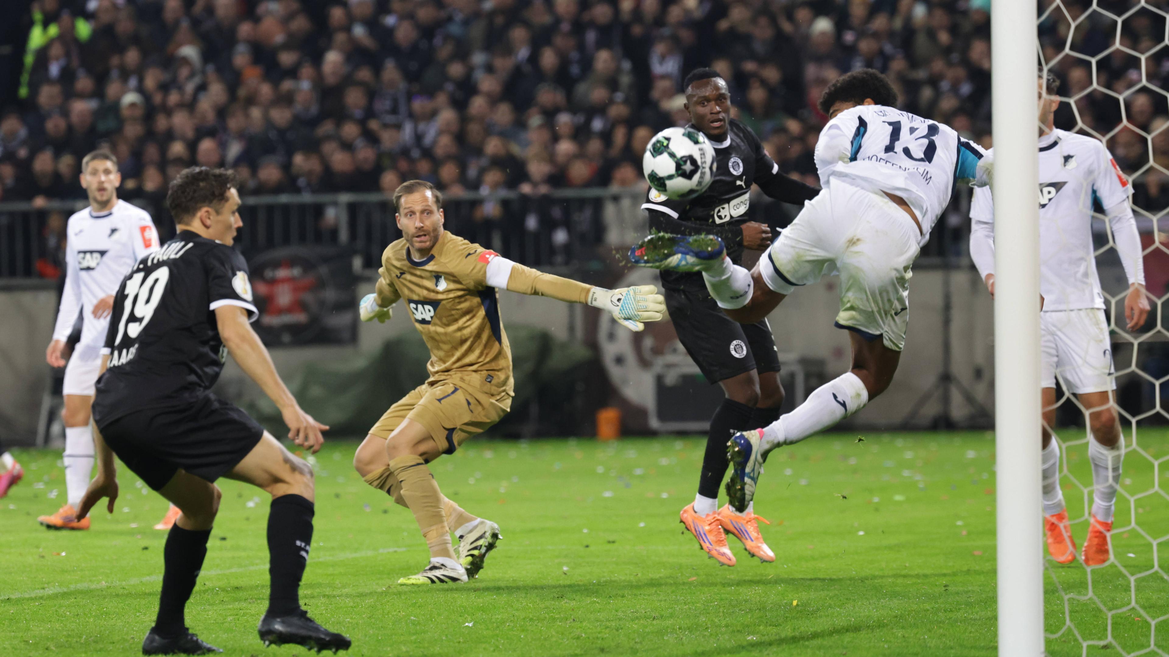 St. Pauli und Hoffenheim Spieler in Hamburg am 28.10.25