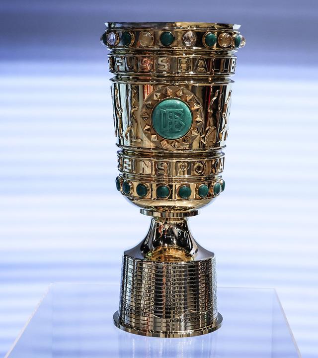 Die goldene DFB-Pokal-Trophäe steht auf einem Podest.