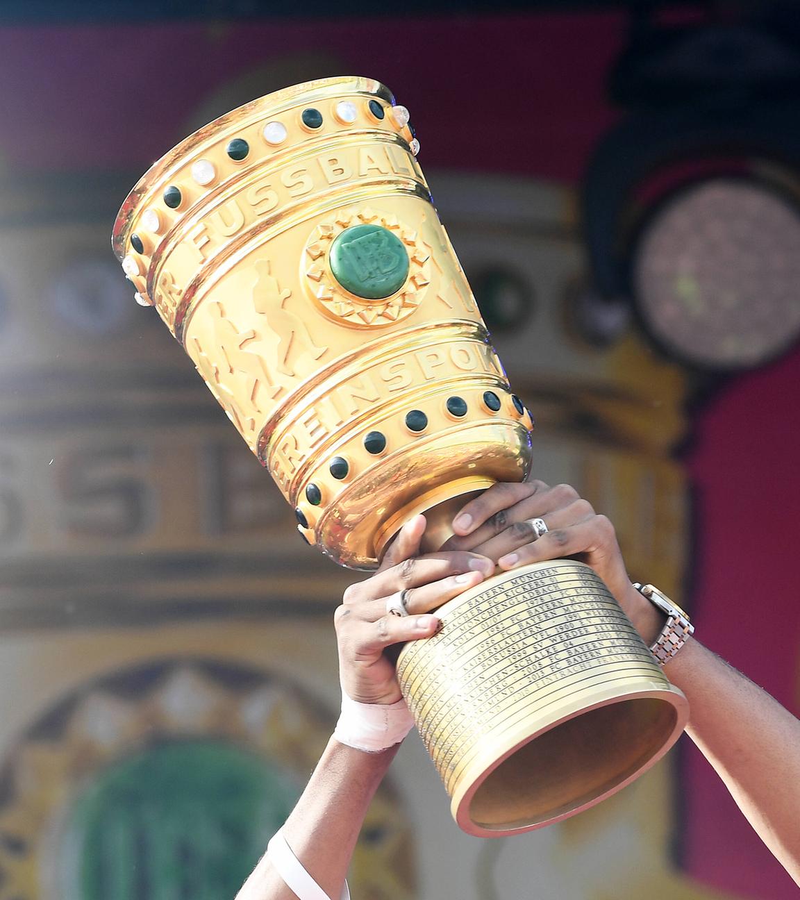 Fanfest von RB Leipzig nach dem Sieg im DFB-Pokal auf der Festwiese Leipzig (22.05.2022): Der DFB-Pokal wird in die Höhe gehalten