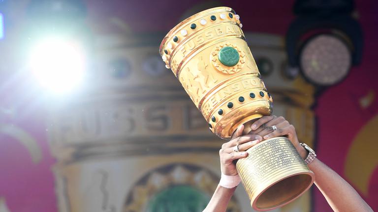 Fanfest von RB Leipzig nach dem Sieg im DFB-Pokal auf der Festwiese Leipzig (22.05.2022): Der DFB-Pokal wird in die Höhe gehalten