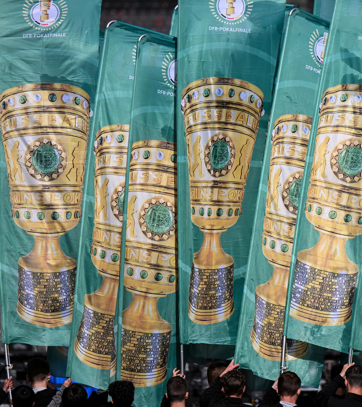 Fahnen mit DFB-Pokal