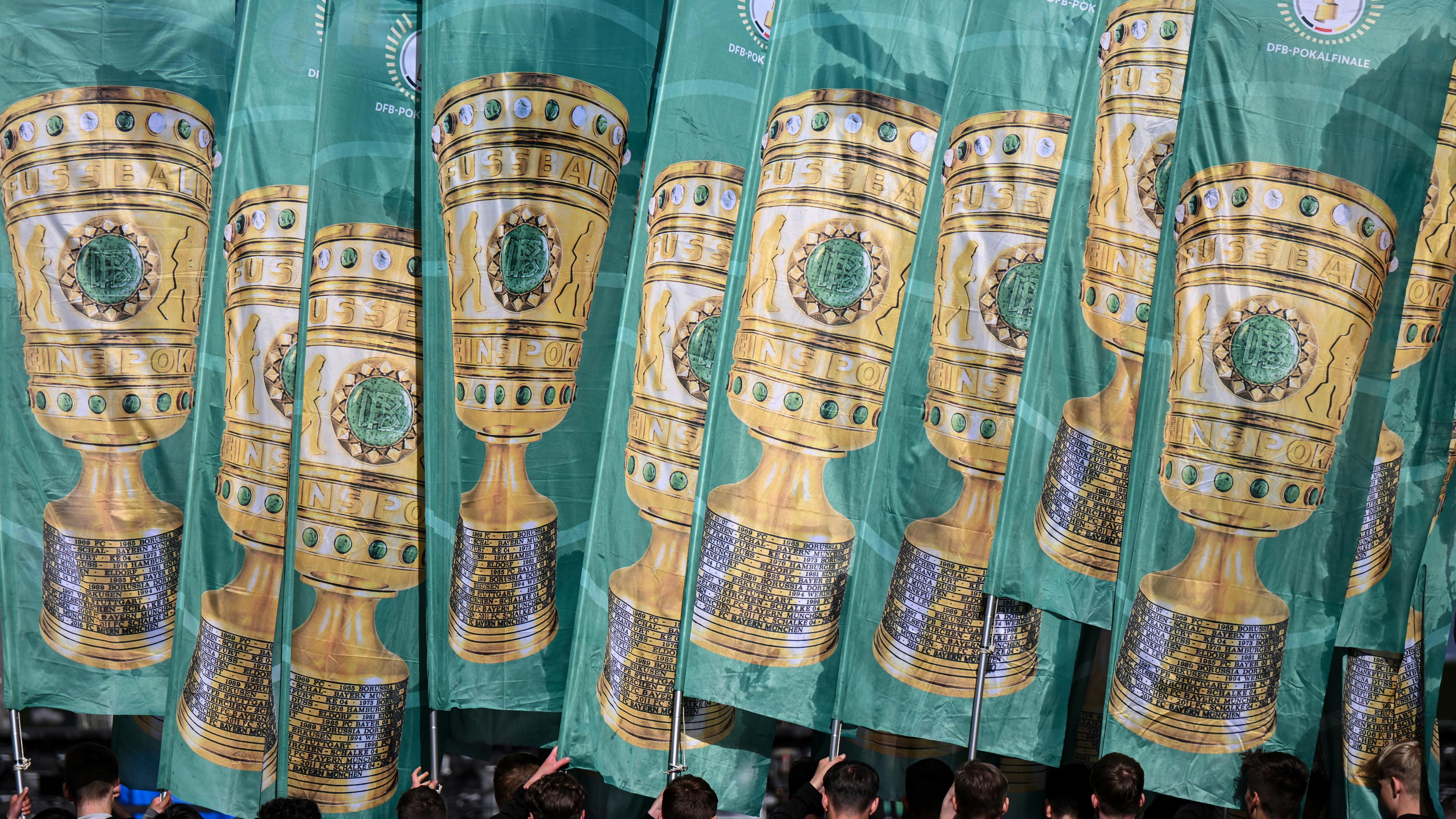 Fahnen mit DFB-Pokal