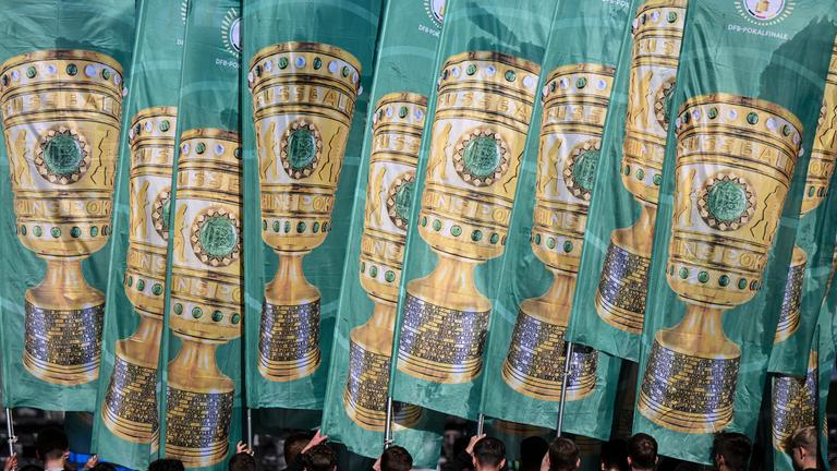 Fahnen mit DFB-Pokal