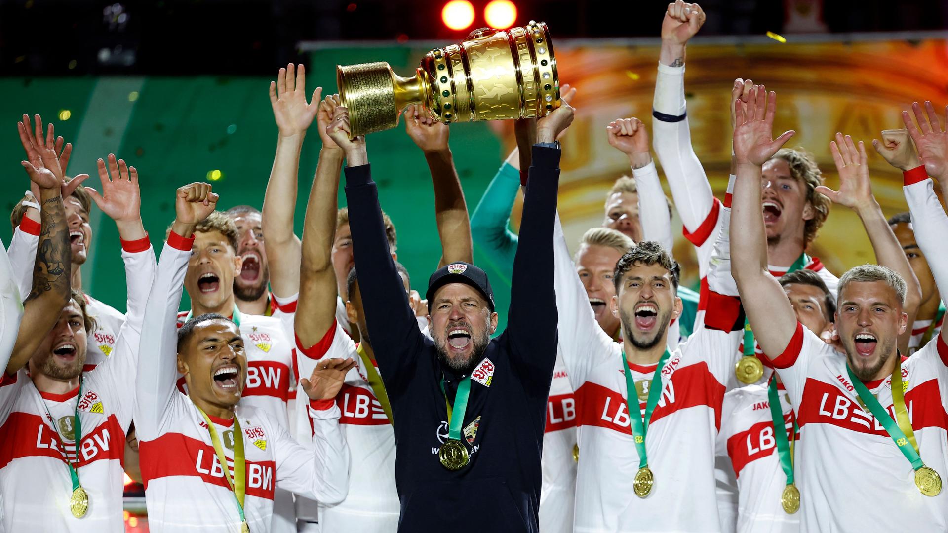 Das Team des VfB Stuttgart feiert mit Trainer Sebastian Hoeneß den Sieg des DFB-Pokals.