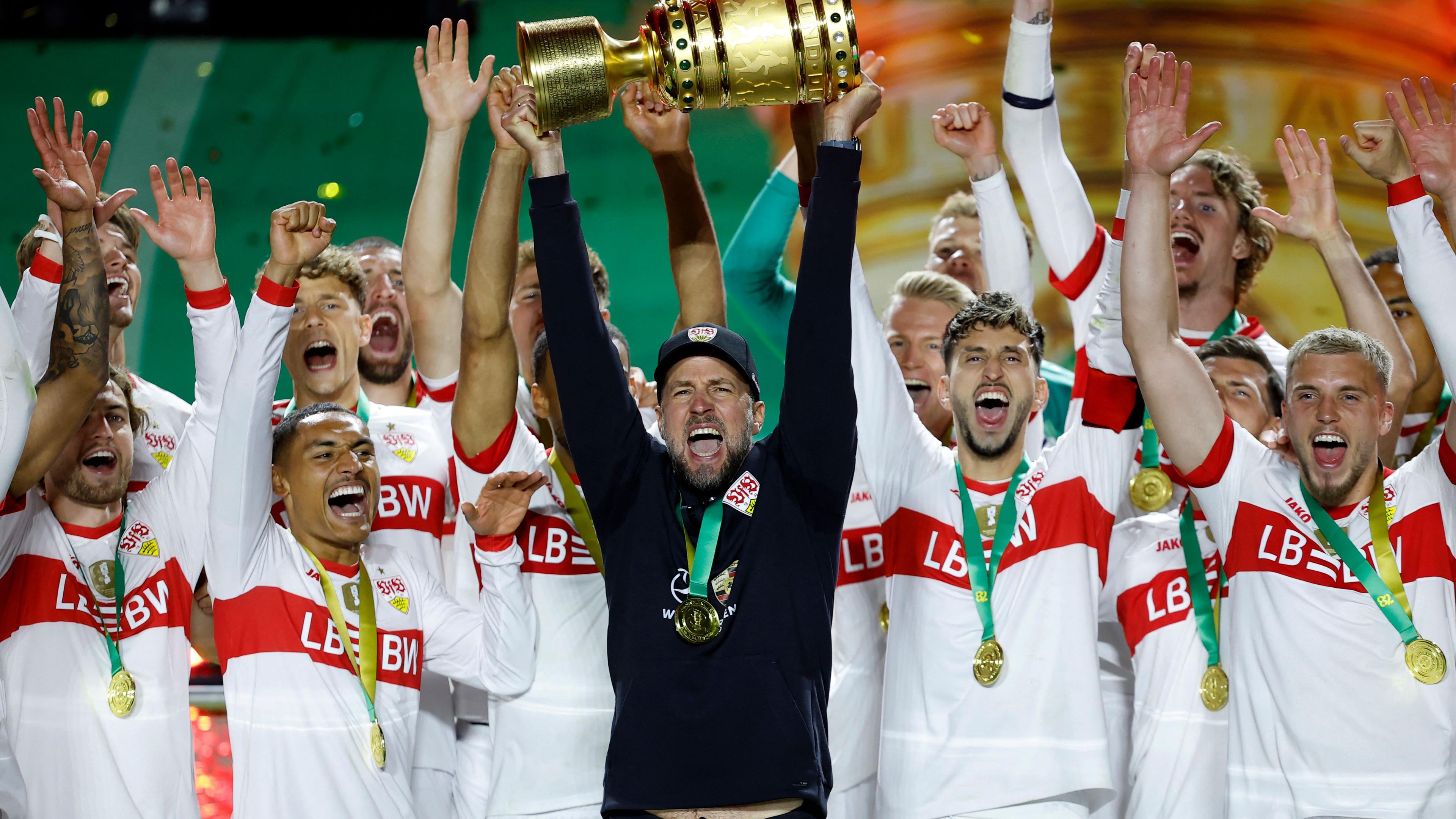 Das Team des VfB Stuttgart feiert mit Trainer Sebastian Hoeneß den Sieg des DFB-Pokals.