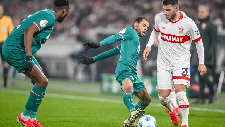 Chrislain Matsima (FC Augsburg), Alexis Claude-Maurice (FC Augsburg) und Deniz Undav (VfB Stuttgart) im Zweikampf waehrend des DFB-Pokal