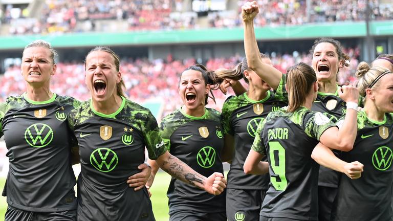 Jubelnde Wolfsburgerinnen nach der 0:2 Führung