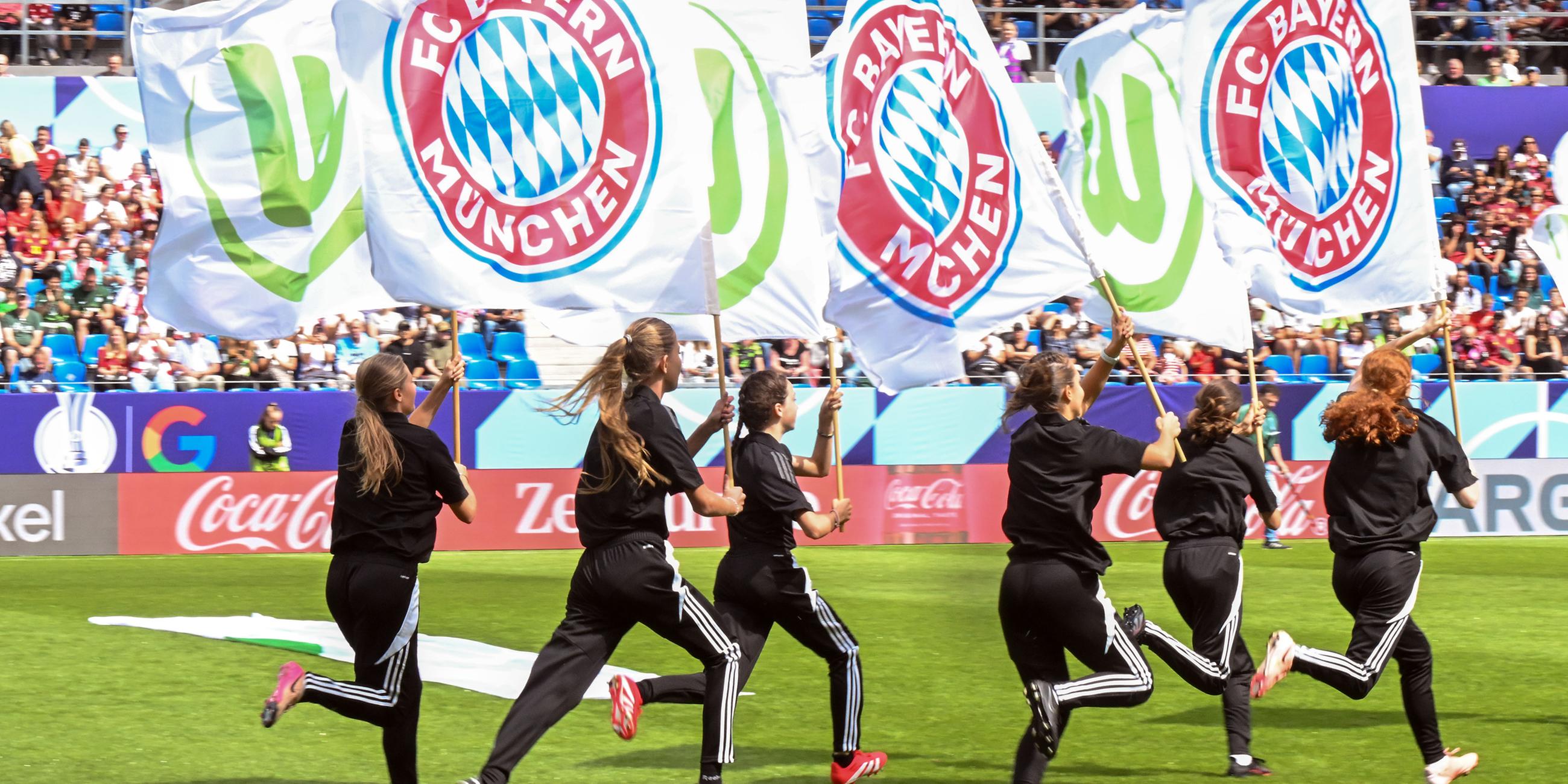 Vor Spielbeginn werden die Vereinsfahnen durch das Stadion getragen