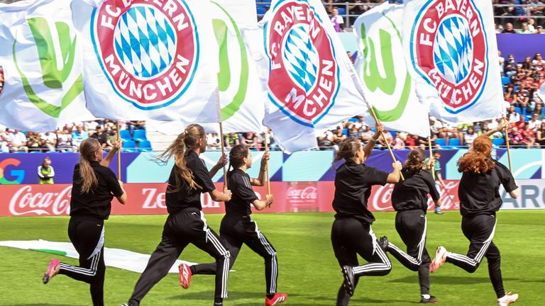 Vor Spielbeginn werden die Vereinsfahnen durch das Stadion getragen