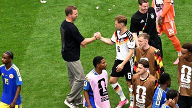 Julian Nagelsmann klatscht ab mit Joshua Kimmich