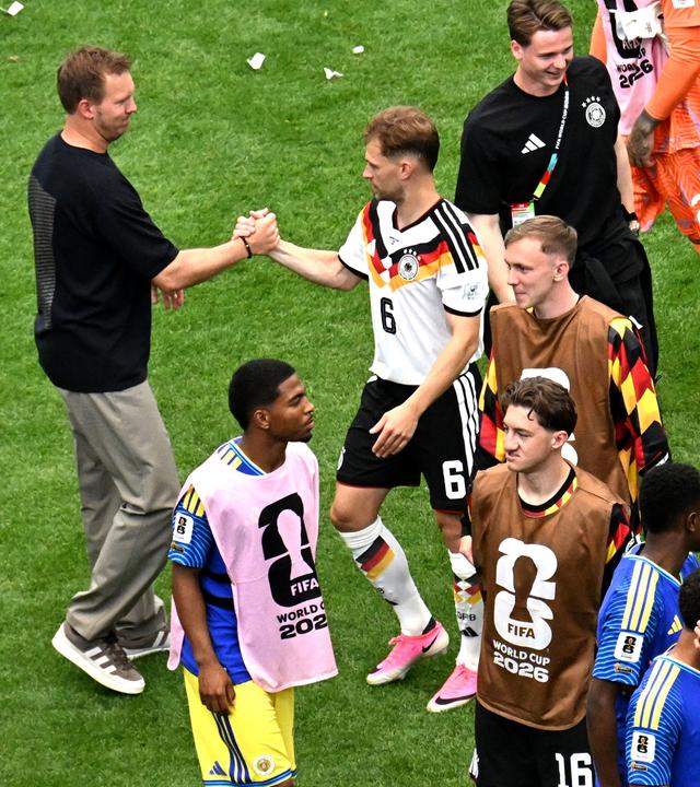 Julian Nagelsmann klatscht ab mit Joshua Kimmich