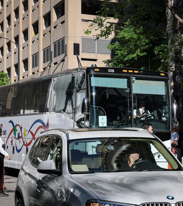 Bus mit dem DFB-Team fährt nach Ankunft durch Chicago
