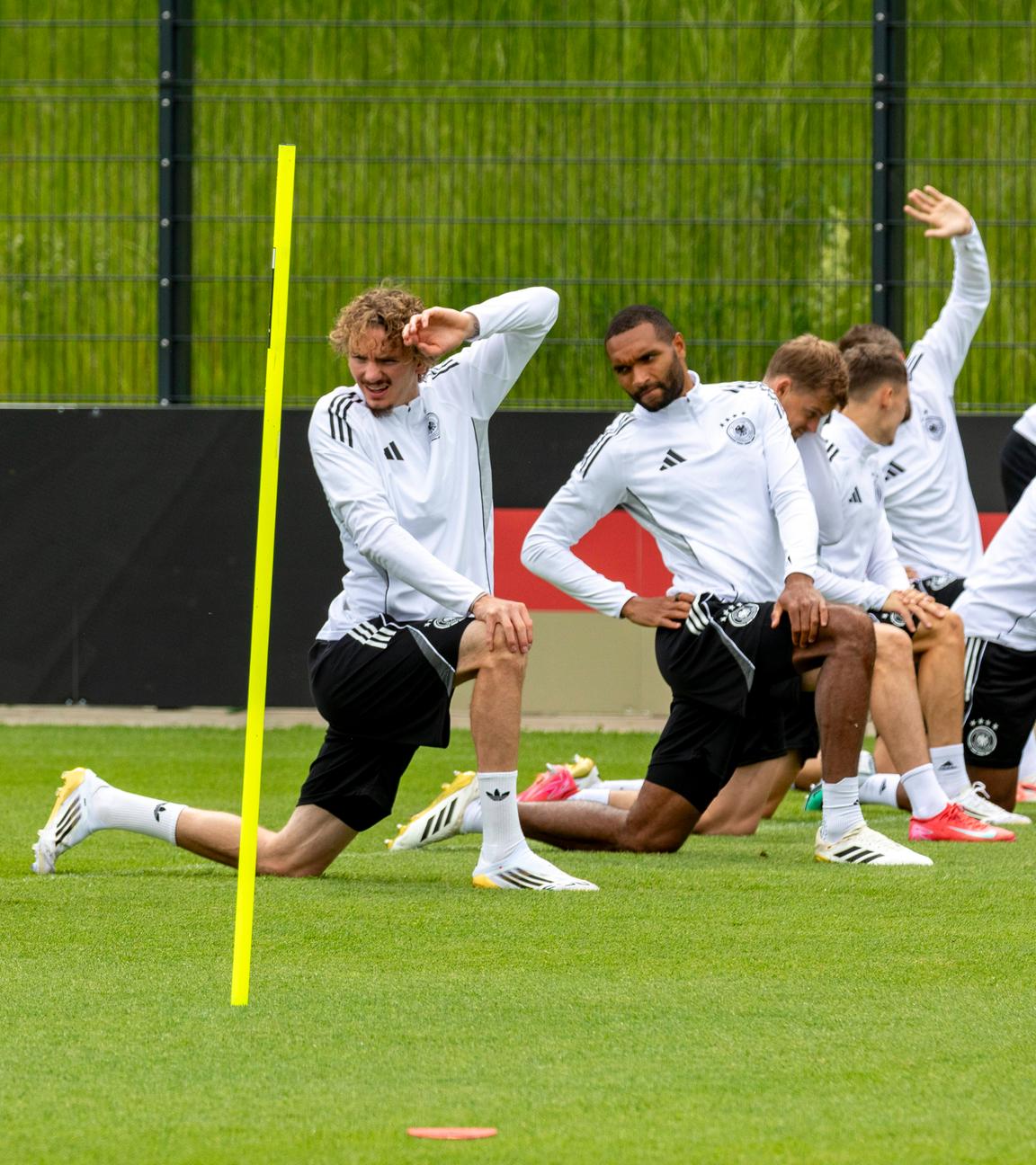 Die Spieler der Nationalmannschaft wärmen sich auf.