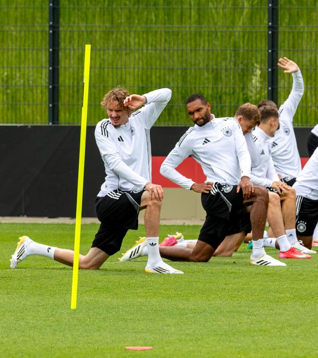 Die Spieler der Nationalmannschaft wärmen sich auf.
