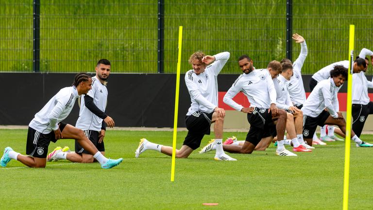 Die Spieler der Nationalmannschaft wärmen sich auf.