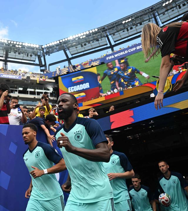 Das DFB-Team läuft ins WM-Stadion zum Aufwärmen vor dem Spiel gegen Ecuador ein
