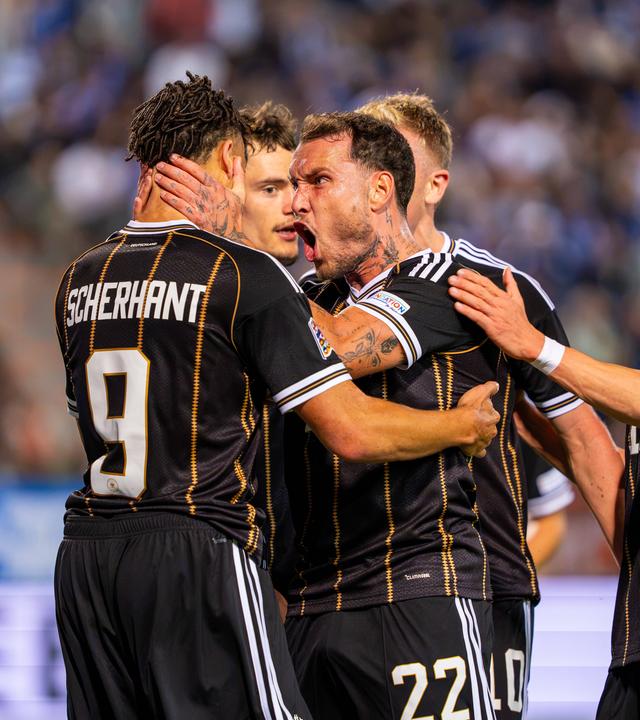 Derry Scherhant jubelt mit seinen Teamkollegen aus der deutschen Nationalmannschaft.