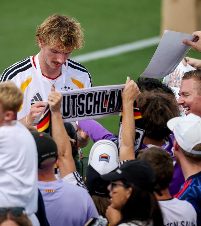 Nick Woltemade schreibt Autogramme