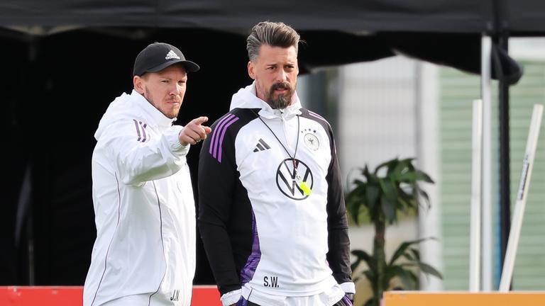 Deutschlands Trainer Julian Nagelsmann und Assistenztrainer Sandro Wagner verfolgen das Training der deutschen Nationalmannschaft.