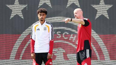 Nationalspieler Nathaniel Brown trainiert mit einem Physiotherapeuten