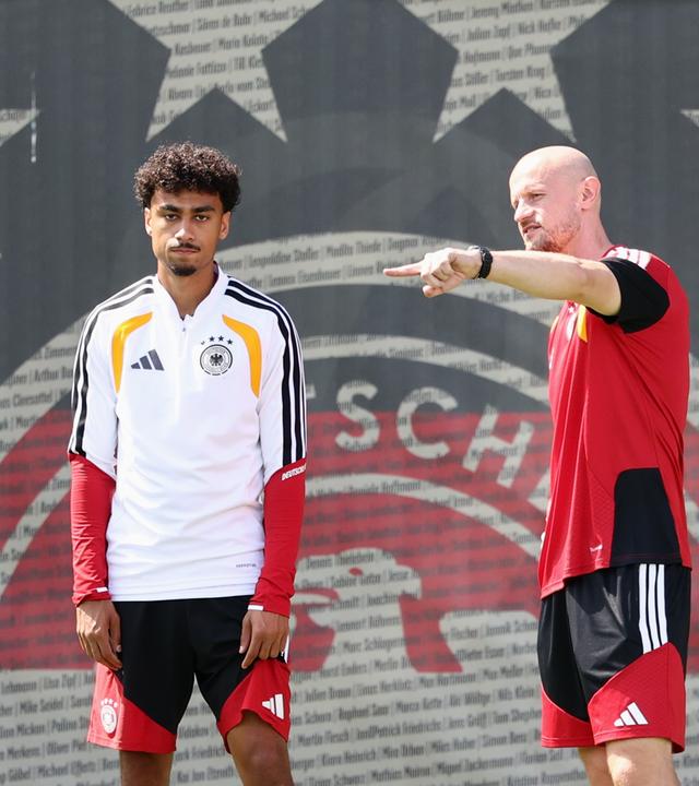 Nationalspieler Nathaniel Brown trainiert mit einem Physiotherapeuten