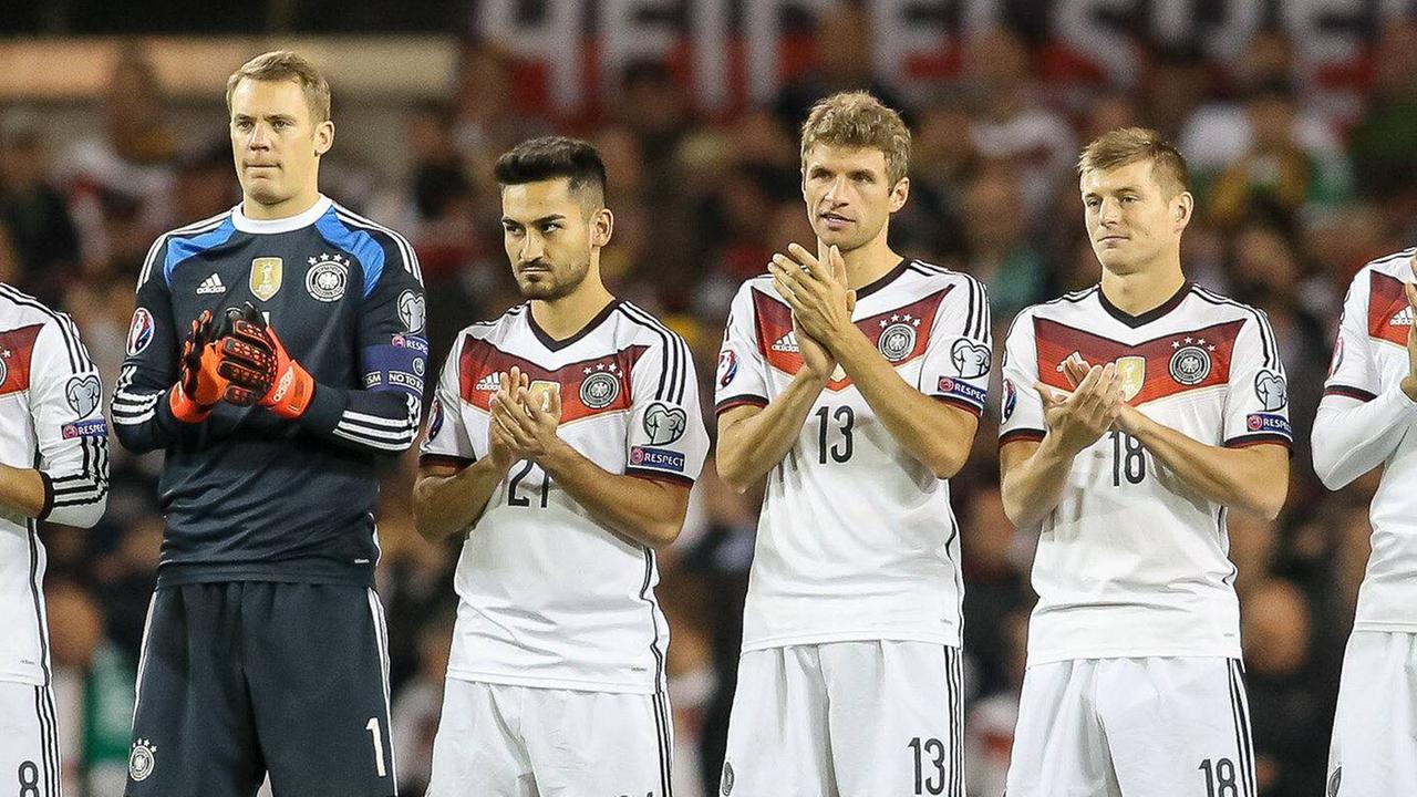 Die deutschen Spieler Manuel Neuer, Thomas Müller, Ilkay Gündogan und Toni Kroos vor dem EM-Qualifikationsspiel gegen Irland 2015.