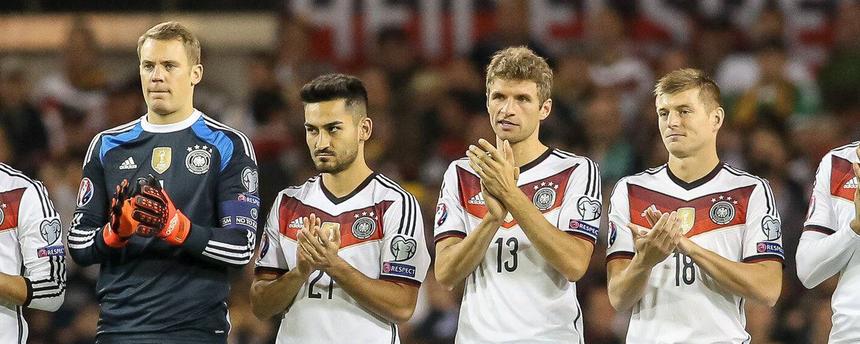 Die deutschen Spieler Manuel Neuer, Thomas Müller, Ilkay Gündogan und Toni Kroos vor dem EM-Qualifikationsspiel gegen Irland 2015.