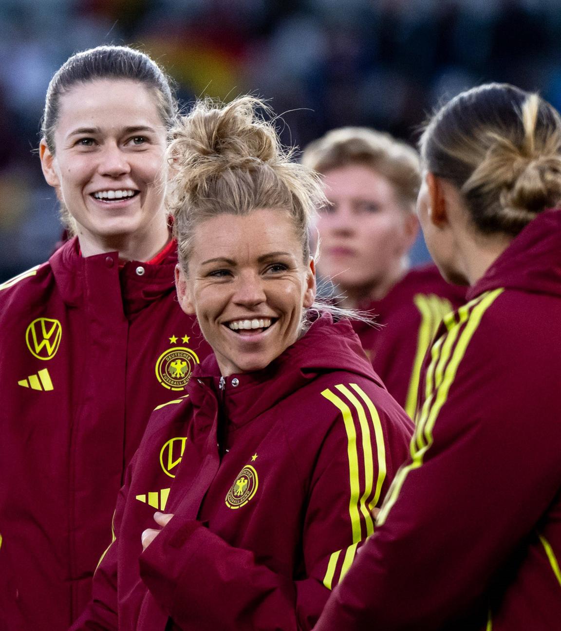 Stina Johannes (12), Linda Dallmann und das Team der DFB-Frauen dürfen sich über höhere Prämien freuen.