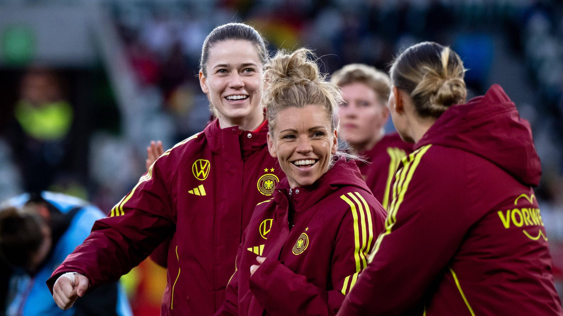 Stina Johannes (12), Linda Dallmann und das Team der DFB-Frauen dürfen sich über höhere Prämien freuen.