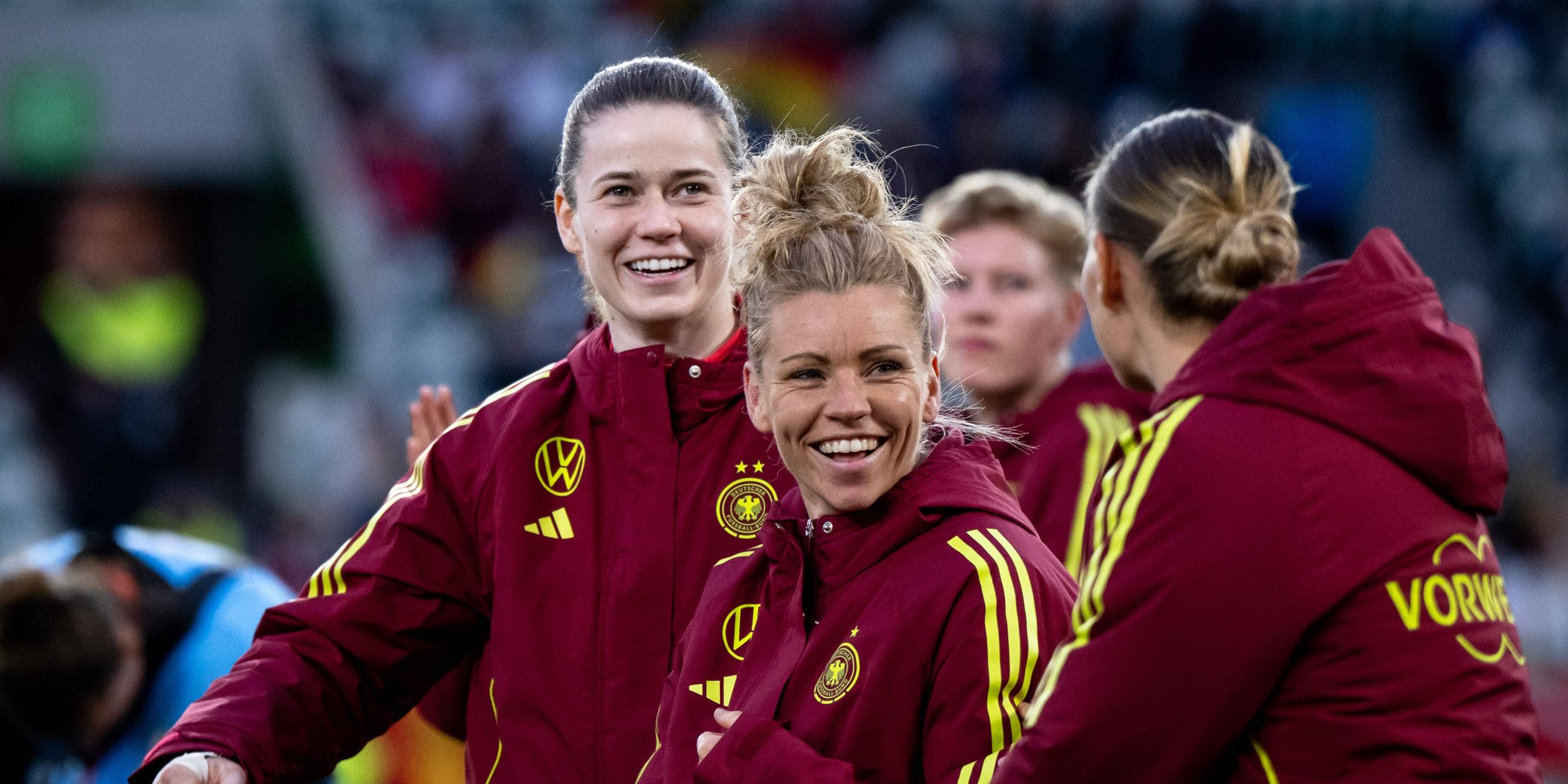 Stina Johannes (12), Linda Dallmann und das Team der DFB-Frauen dürfen sich über höhere Prämien freuen.