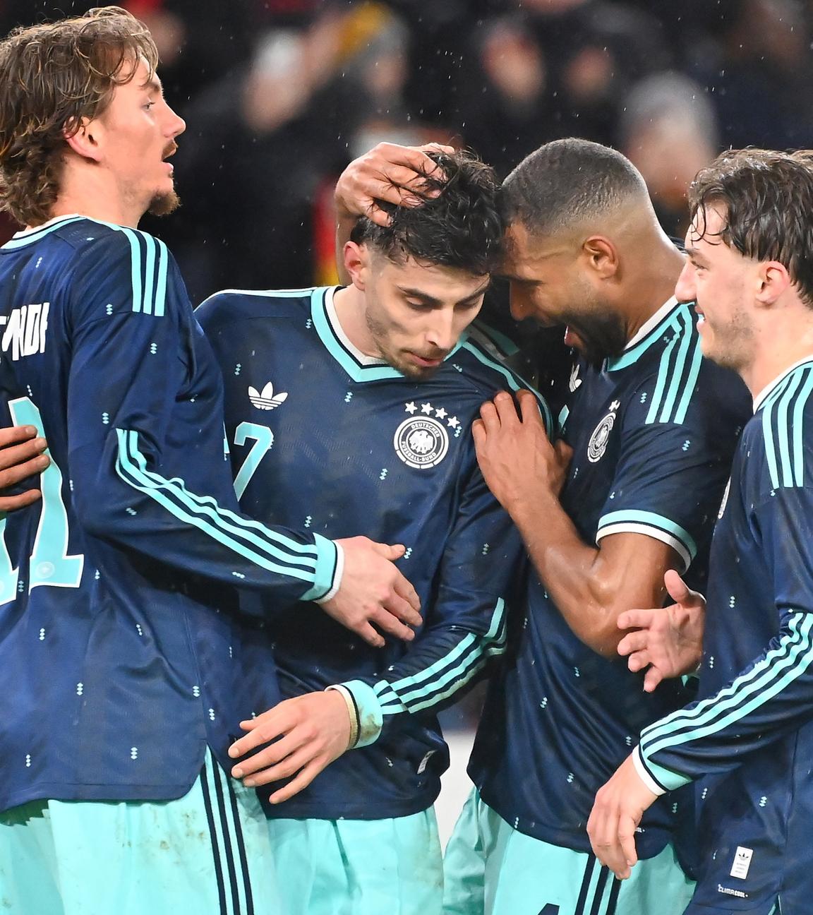 Kai Havertz feiert seinen Treffer.