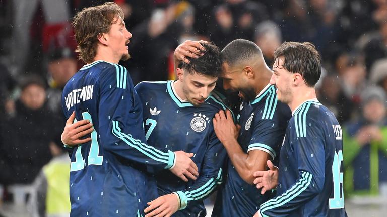 Kai Havertz feiert seinen Treffer.