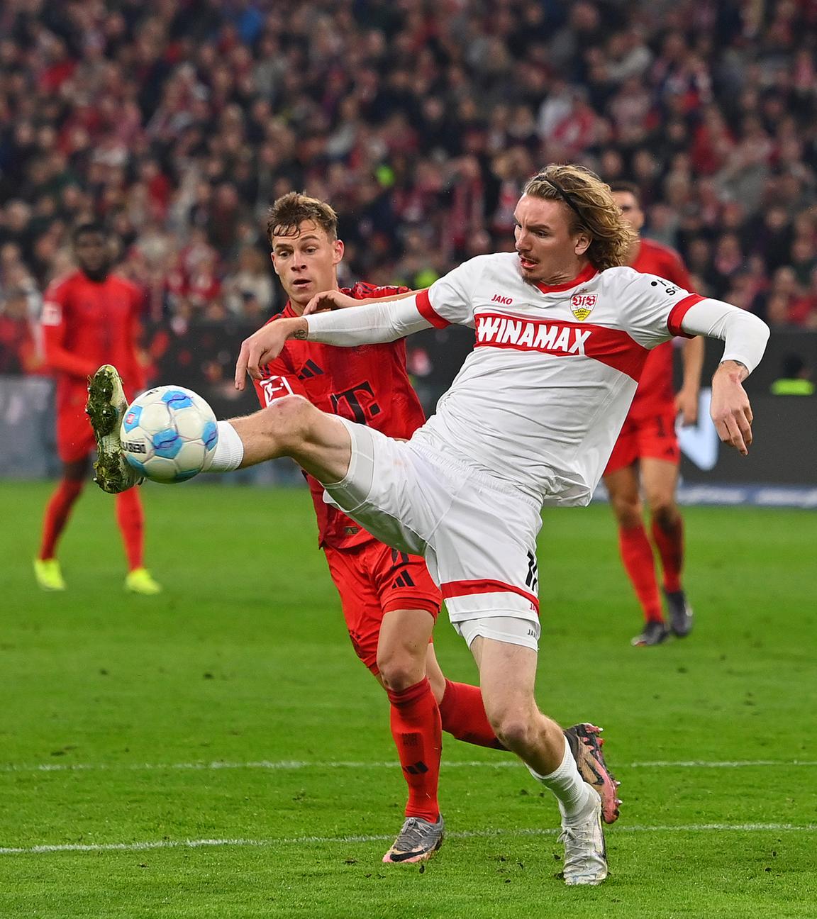 Nick Woltemade vom VfB Stuttgart im Zweikampf gegen Joshua Kimmich von Bayern München.