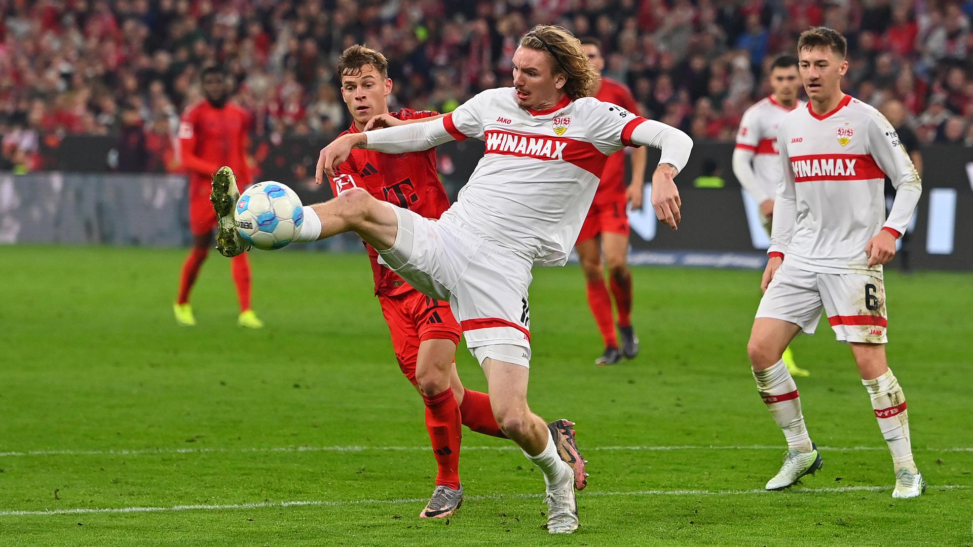 Nick Woltemade vom VfB Stuttgart im Zweikampf gegen Joshua Kimmich von Bayern München.