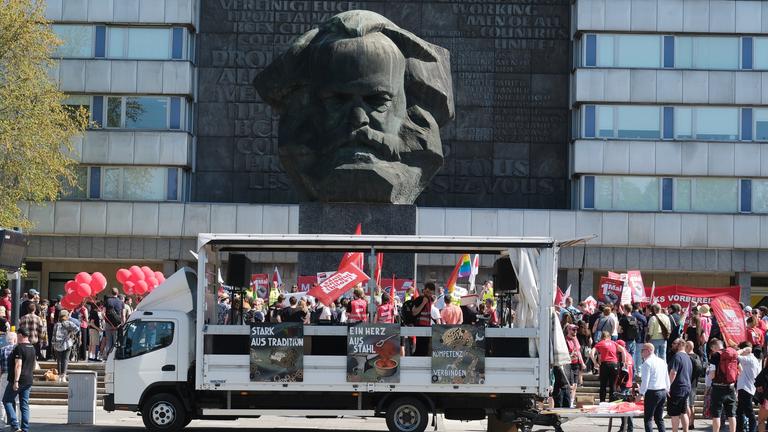 Teilnehmer einer Veranstaltung des Deutschen Gewerkschaftsbundes (DGB) versammeln sich am Karl-Marx-Monument. 