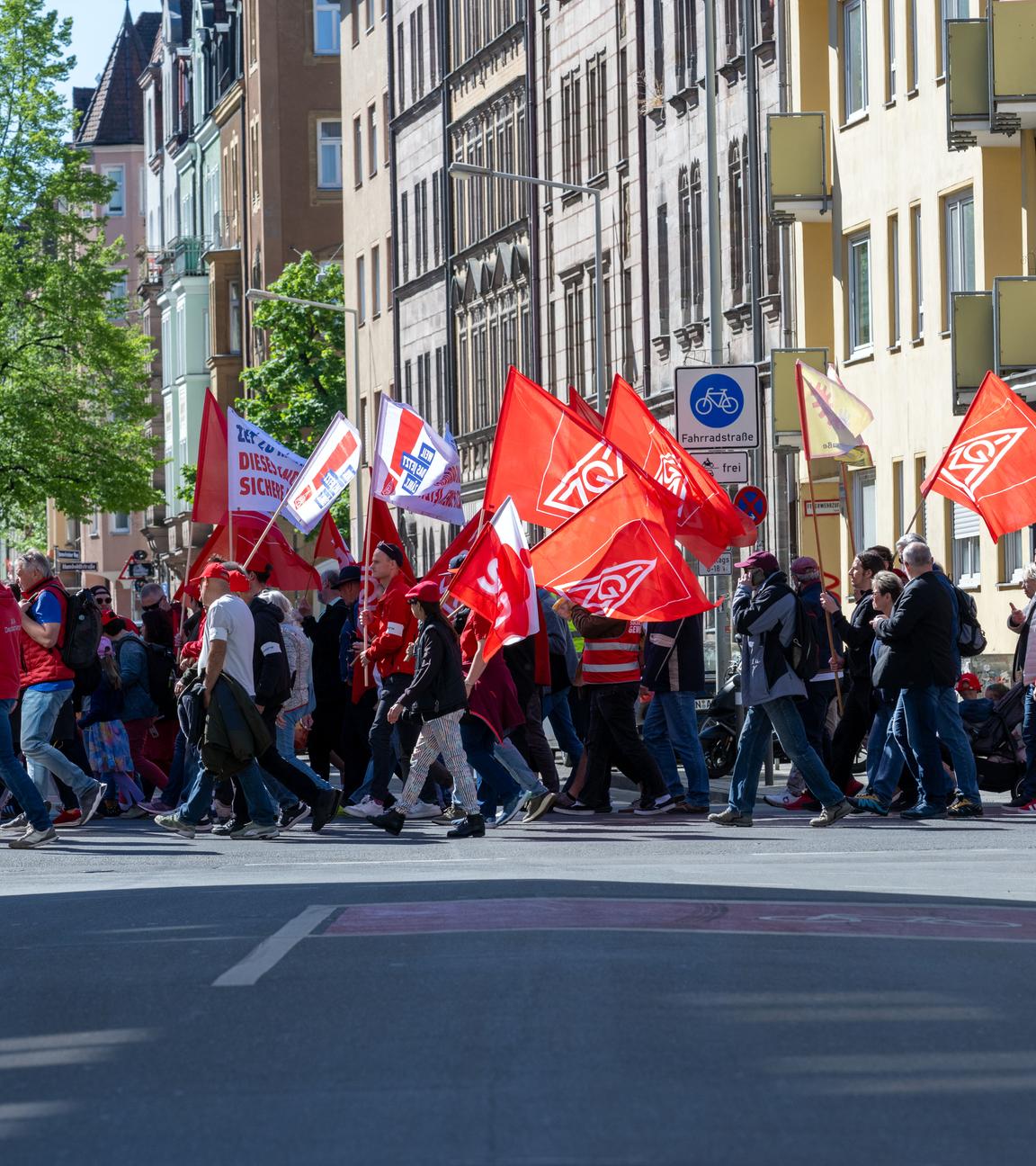 Ein Demozug mit dem Motto "Erst unsere Jobs, dann eure Profite" zieht durch die Stadt. 
