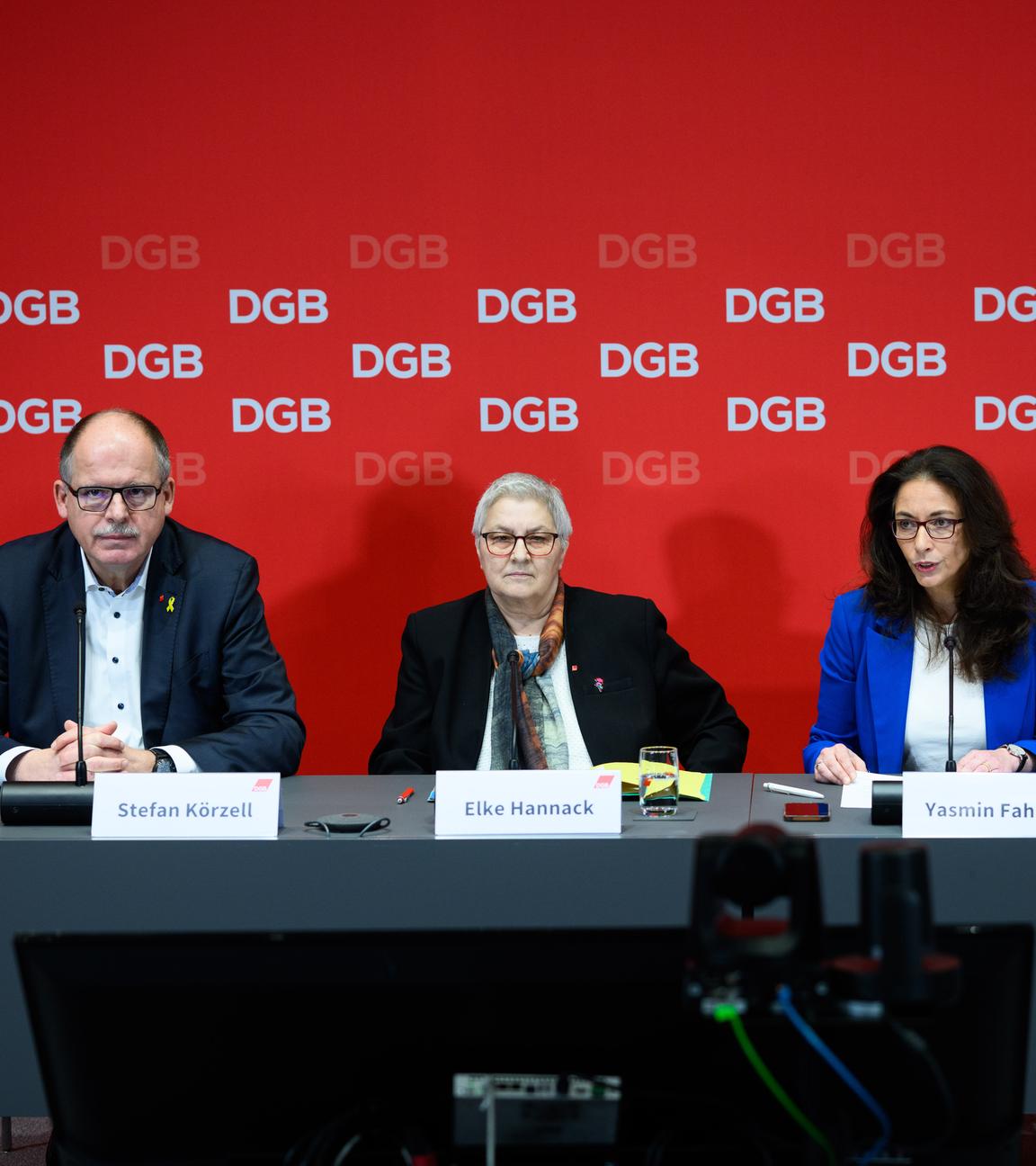  Berlin: Der Geschäftsführende Bundesvorstand des Deutschen Gewerkschaftsbundes (DGB), Stefan Körzell (l-r), Elke Hannack, Yasmin Fahimi, Vorsitzende des Deutschen Gewerkschaftsbundes (DGB), und Anja Piel sitzen bei der Jahres-Pressekonferenz des DGB zu den politischen Schwerpunkten für das Jahr 2026 in der DGB-Bundesvorstandsverwaltung. 
